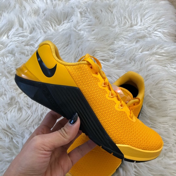 nike metcon 5 gold black